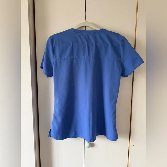 2 Pack Med Couture V Neck Scrub Top Chest Pocket Tuck in Ciel Blue Uniform (2) - Picture 10 of 13